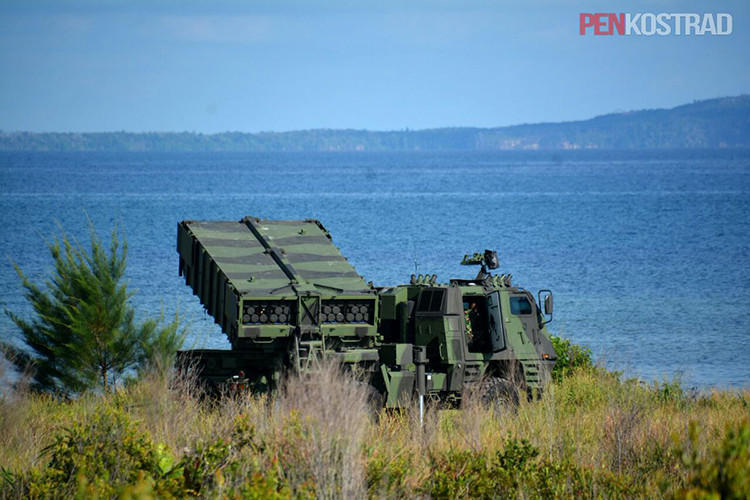 Có thể thấy rõ điều này qua tầm tác chiến hiệu quả của Astros II qua từng loại đạn nó được trang bị, thậm chí với dòng đạn rocket cơ bản nó đã có thể đạt tới tầm 16km. Trong khi đó con số này đối với BM-21 hay M142 chỉ là 40km ở tầm bắn tối đa. Nguồn ảnh: Kostrad.