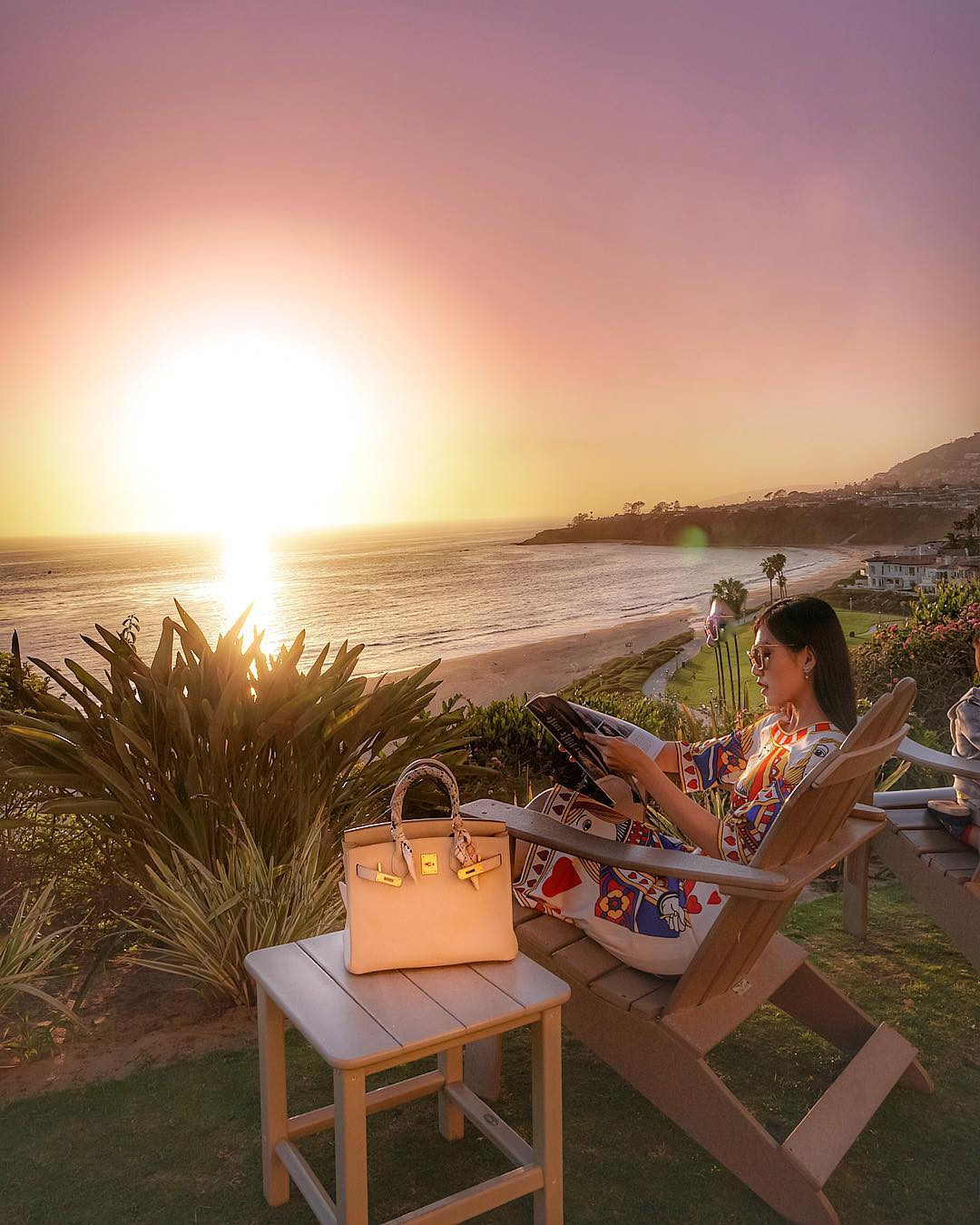 Trước đó một tháng, Tiểu Giang có buổi ngắm hoàng hôn tuyệt đẹp tại bờ biển Laguna Niguel (California). Ái nữ gia đình buôn xe sành điệu cũng không quên check-in tại Ritz Carlton - một khách sạn năm sao với giá 1.000 USD/đêm.