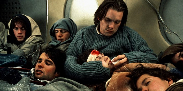 Bộ phim “Alive” được sản xuất dựa trên một câu chuyện có thật về vụ tai nạn máy bay ở Nam Mỹ vào thứ 6 ngày 13 năm 1972. 14 người sống sót đã được tìm thấy tại vùng núi xảy ra vụ việc sau hơn 2 tháng.