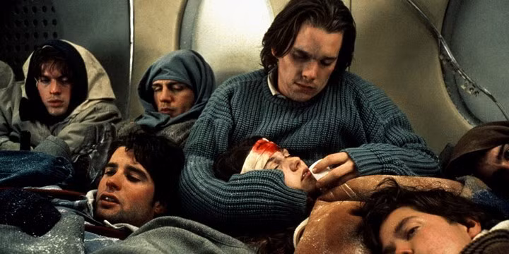 Bộ phim “Alive” được sản xuất dựa trên một câu chuyện có thật về vụ tai nạn máy bay ở Nam Mỹ vào thứ 6 ngày 13 năm 1972. 14 người sống sót đã được tìm thấy tại vùng núi xảy ra vụ việc sau hơn 2 tháng.