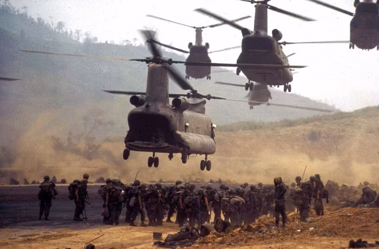 Trong khi đó phía địch có khoảng 45.000 quân (có 28.000 quân Mỹ) gồm 3 trung đoàn tăng cường thuộc thuộc Sư đoàn lính thủy đánh bộ 3 (từ tháng 4-1968 có thêm Sư đoàn kỵ binh không vận số 1 Mỹ), 9 tiểu đoàn pháo binh, 3 tiểu đoàn và 1 đại đội cơ giới, 1 tiểu đoàn quân phái hữu Lào, bố trí thành ba khu vực: Phía đông, giữa và phía tây, kéo dài từ Cửa Việt đến biên giới Việt - Lào, trong đó Khe Sanh là khu vực tác chiến chủ yếu. Nguồn ảnh: Pinterest.