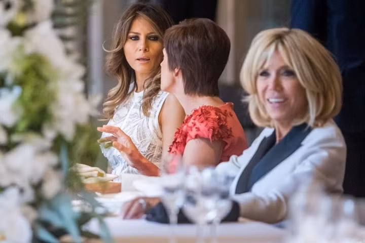 Trước tiệc tối dành cho các phu nhân và phu quân của lãnh đạo NATO.