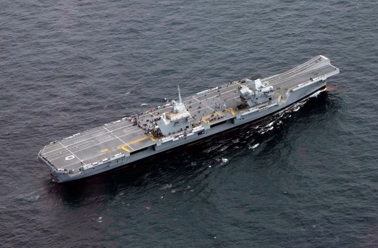 Theo đánh giá của giới quan sát, “trái tim” của HMS Queen Elizabeth sẽ các phi đội F-35B mà nó được trang bị khi đây là dòng chiến đấu cơ tàng hình đầu tiên của Hải quân Anh và F-35B sẽ mang lại lợi thế tác chiến rất lớn cho tàu sân bay này so với các dòng tiêm kích trên hạm thông thường của Nga hay Trung Quốc. Nguồn ảnh: Wikimedia.