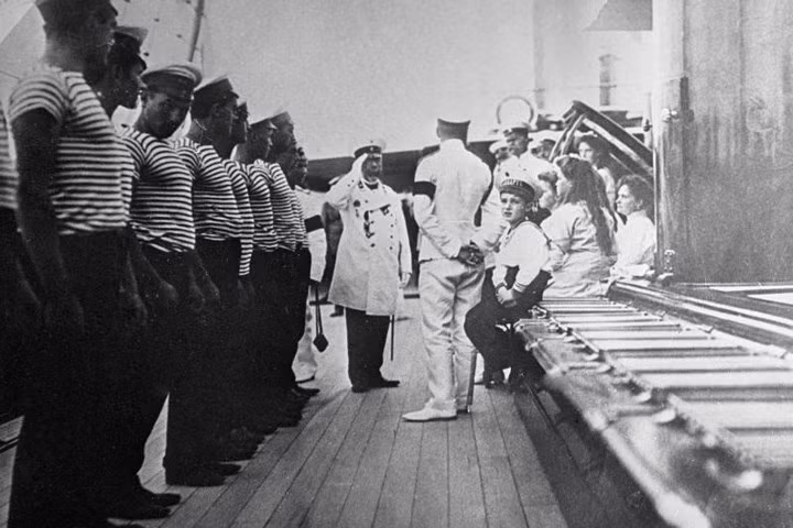Thuyền trưởng và thủy thủ đoàn chào gia đình Sa hoàng Nicholas II khi họ lên tàu.