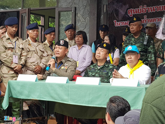 Ông Narongsak Osatanakorn (đội mũ xanh) là chỉ huy chiến dịch giải cứu tại hang Tham Luang. Ảnh: ĐP.
