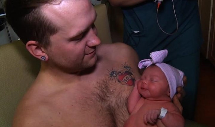 Neubauer chuẩn bị cho con gái bú.