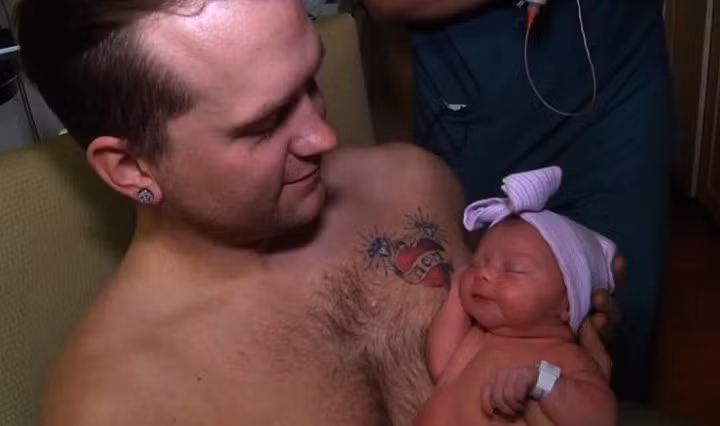 Neubauer chuẩn bị cho con gái bú.