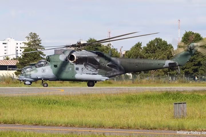 Trực thăng Mi-35M có thể chở được 1 tiểu đội bộ binh 8 người với trang bị đầy đủ - đây là một lợi thế so với trực thăng tấn công của phương Tây.