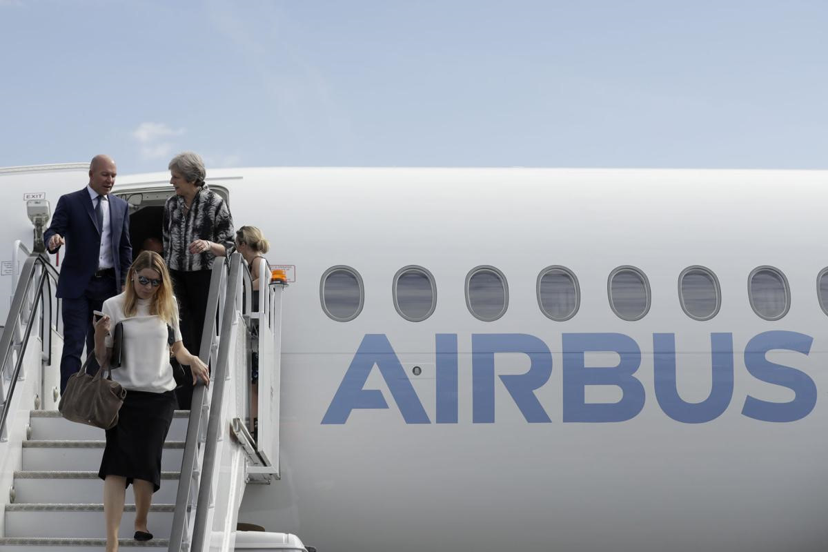 Thủ tướng Anh Theresa May nói chuyện với ông Tom Enders, giám đốc điều hành hãng hàng không Airbus, sau khi tham quan chiếc Airbus A220-300. Bà cũng tham dự và phát biểu tại lễ khai mạc Triển lãm Hàng không Quốc tế Farnborough hôm 16/7. Ảnh: AP.