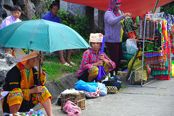 Do chưa quen gần với người nên sự xuất hiện của du khách khiến chú chim chào mào hoảng loạn nhảy nhót trong chiếc lồng. Trung bình một con chim được mua về nuôi với giá dao động 30-100 nghìn đồng tùy từng con. So với giá bán chim chào mào ở các thành phố thì giá này rất "hạt rẻ"-nhiều du khách nhận xét. 