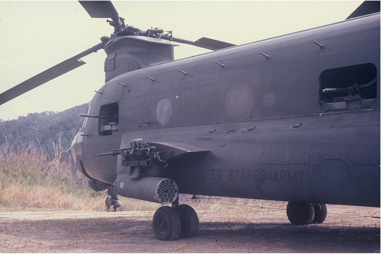 Về hệ thống vũ khí ACH-47A được trang bị một súng phóng lựu tự động 40 mm M75 ở mũi, 5 súng máy hạng nặng 12.7mm M2 Browning hoặc M60D bố trí dọc thân và cửa đuôi, 2 pháo 20 mm M24A1 và 2 pod rocket 70mm XM159 (19 đạn) gắn ở bệ cố định 2 bên thân. Nguồn ảnh: gunsagogo.org.