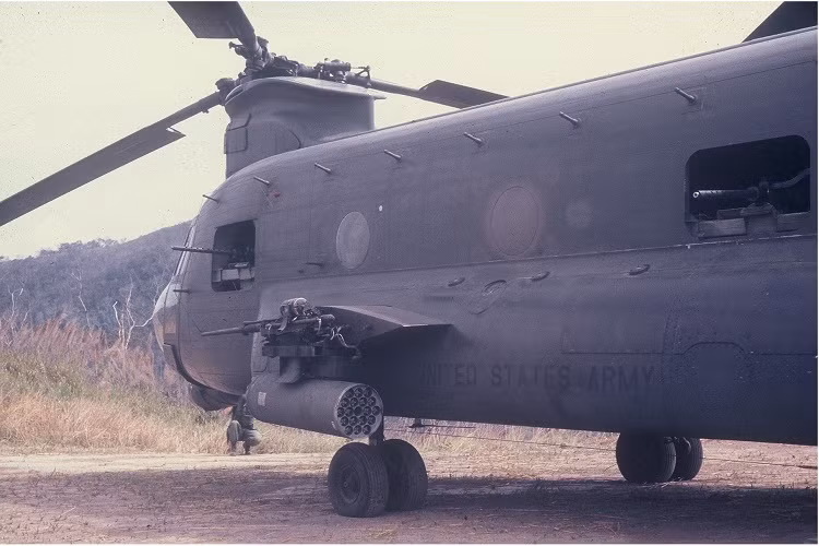 Về hệ thống vũ khí ACH-47A được trang bị một súng phóng lựu tự động 40 mm M75 ở mũi, 5 súng máy hạng nặng 12.7mm M2 Browning hoặc M60D bố trí dọc thân và cửa đuôi, 2 pháo 20 mm M24A1 và 2 pod rocket 70mm XM159 (19 đạn) gắn ở bệ cố định 2 bên thân. Nguồn ảnh: gunsagogo.org.