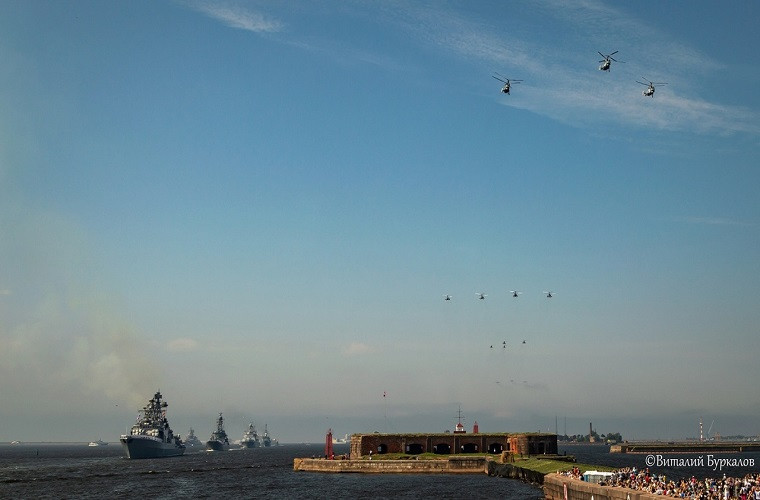 Đội hình trực thăng của Hải quân Nga tiến vào cảng Saint Petersburg trong đợt tổng duyệt diễn ra trong tuần vừa qua. Nguồn ảnh: milinfolive.