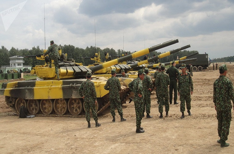 Ngay trong ngày khai mạc hôm nay 28/7, Tank Biathlon – 2018 sẽ chính thức khởi tranh với màn trành tài của bốn đội tuyển Uganda, Kazakhstan, Trung Quốc và Kuwait dưới sự cạnh tranh trực tiếp giữa hai dòng xe tăng T-72B3 và Type 96B. Năm nay chỉ có hai đội tuyển mang theo xe tăng đến tham dự Tank Biathlon gồm Trung Quốc với Type 96B và Belarus với T-72B3 mod 2016. Nguồn ảnh: Sputnik.