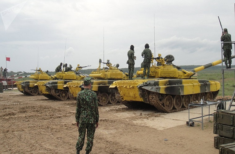 Đội hình xe tăng T-72B3 của Việt Nam sẵ sàng cho phát bắn đầu tiên, các kíp lái sẽ bắn lần lượt với đạn pháo 125mm nhiều khả năng là đạn BK-18M cùng liều phóng ZH40. Nguồn ảnh: Sputnik.