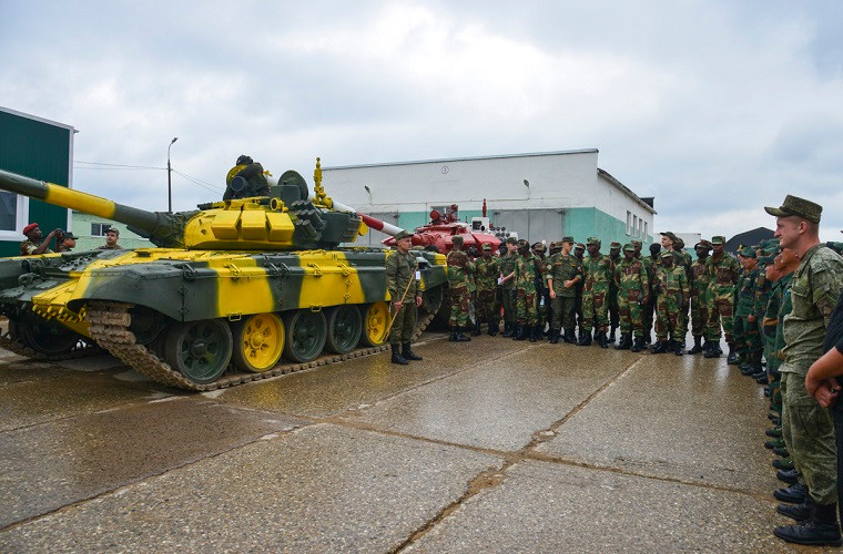 Theo đó, không phải quốc gia nào tham dự Tank Biathlon đều được trang bị T-72B3, hay các biến thể T-72 tương đồng, vì vậy để các đội tuyển tham gia giải đấu có thành tích thi tốt nhất Bộ Quốc phòng Nga đã tổ chức các ngày huấn luyện cho các đội tuyển làm quen với cỗ máy chiến tranh này, mà đội tuyển Việt Nam là một trong số đó. Nguồn ảnh: tvzvezda.ru.