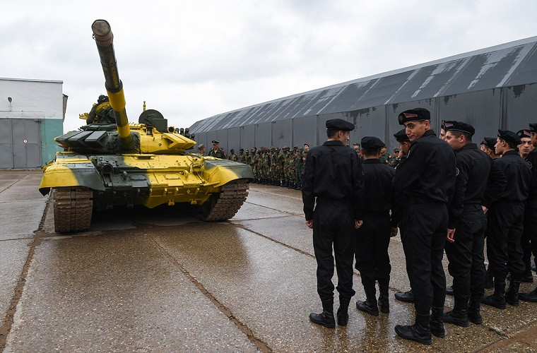  Lính xe tăng Việt Nam sẽ tranh tài tại Tank Biathlon với bốn chiếc xe tăng T-72B3, trong đó có ba kíp lái tham gia thi đấu chính thức và một kíp lái dự bị. Lịch thi đầu của đội tuyển Việt Nam sẽ diễn ra trong các ngày 29/7, 31/7 và 4/8 dành cho ba kíp lái. Nguồn ảnh: tvzvezda.ru.