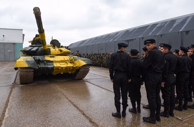  Lính xe tăng Việt Nam sẽ tranh tài tại Tank Biathlon với bốn chiếc xe tăng T-72B3, trong đó có ba kíp lái tham gia thi đấu chính thức và một kíp lái dự bị. Lịch thi đầu của đội tuyển Việt Nam sẽ diễn ra trong các ngày 29/7, 31/7 và 4/8 dành cho ba kíp lái. Nguồn ảnh: tvzvezda.ru.