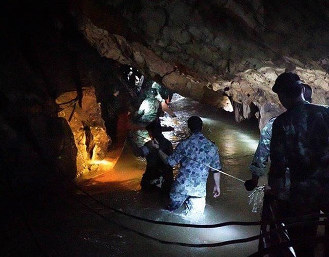 Lực lượng đặc nhiệm SEAL của Hải quân Thái Lan dàn hàng và tiếp sức đi vào sâu trong hang động. Ảnh: EPA.