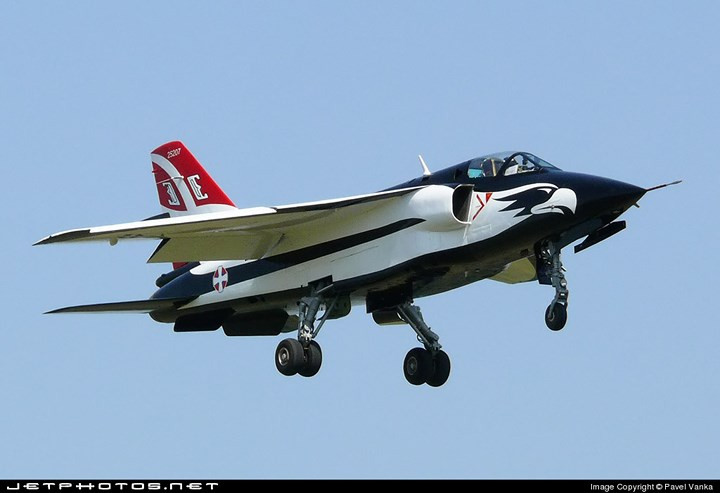 Ngoài ra, J-22 còn có thể mang tên lửa Molniya R-60, AGM-65 Maverick, Grom-1 AGM. Các loại bom như bom MK, bom chùm BL755, bom dẫn hướng laser… Ảnh: Jetphotos.