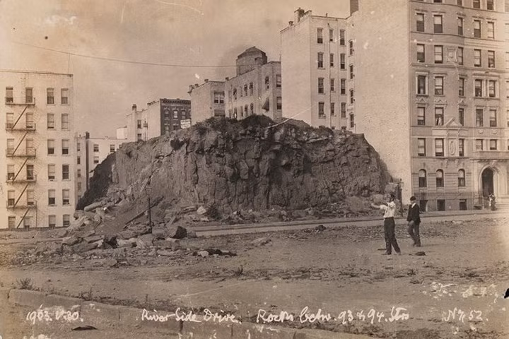 Tuy nhiên vẫn có một số mô đất đá lớn vẫn được giữ lại.