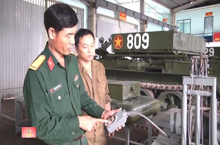 Nhiệm vụ của BTS-4 trên chiến trường là hỗ trợ việc thu hồi, cứu nạn đối với phương tiện gặp sự cố hay bị bắn hỏng. Đối tượng chính của BTS-4 là xe tăng chiến đấu chủ lực T-54/55, xe chiến đấu bộ binh BMP-1/2, hay các loại xe thiết giáp bánh xích hạng trung tương tự. Nguồn ảnh: Truyền hình khu 5.