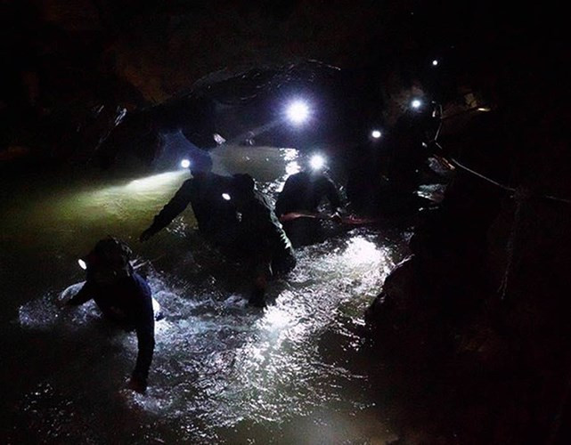 Các thành viên trong đơn vị đặc nhiệm SEAL của Hải quân Thái Lan dòng dây và bình oxy dọc theo các lối đi. Ảnh: EPA.