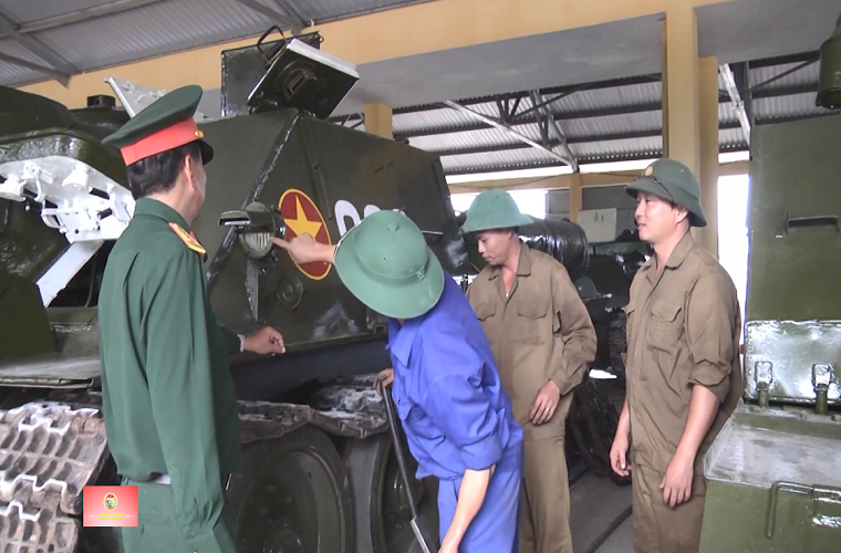 Theo trang quân sự Army Recognition phân tích, ở thời điểm hiện tại SU-100 không thể phá hủy bất cứ xe tăng hiện đại nào nhưng đạn 100mm đủ sức xuyên phá tăng hạng nhẹ, xe chiến đấu bộ binh và xe bọc thép chở quân. Đạn xuyên giáp AP của SU-100 có thể "chọc thủng" 180mm giáp thép ở cách xa 1.000m. Nguồn ảnh: Truyền hình khu 5.