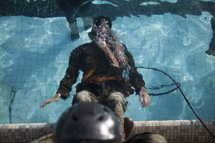 Lính thủy quân lục chiến cũng được huấn luyện thở khi tác chiến trong môi trường nước...