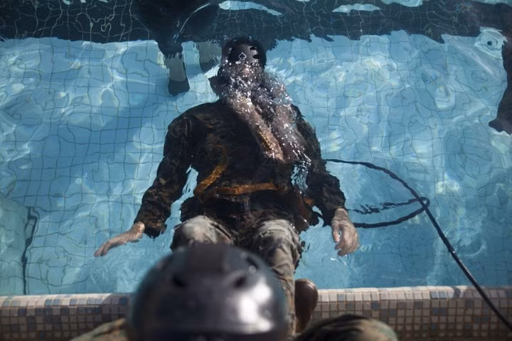 Lính thủy quân lục chiến cũng được huấn luyện thở khi tác chiến trong môi trường nước...