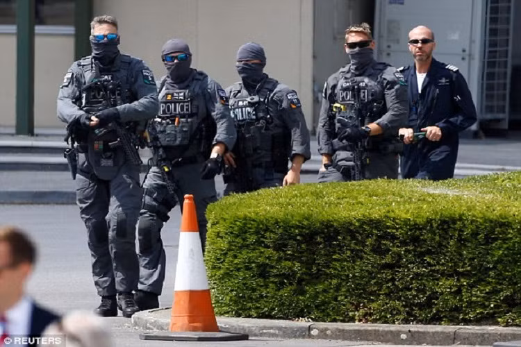 Đối với mẫu súng SIG MCX đây là một trong nhiều mẫu vũ khí được trang bị cho các đơn vị Đặc nhiệm Anh được phát triển từ mẫu tiểu liên SIG MPX nhưng lại sử dụng dạn 5.56mm có tốc độ bắn nhanh và tầm sát thương lớn. Nguồn ảnh: Daily Mail.