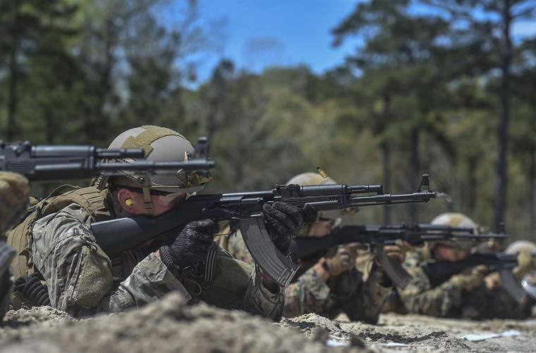 "Đầu tiên, AK-47 chỉ có số lượng nhỏ trong các trận chiến Việt Nam ở miền Nam Việt Nam… Điều này dẫn đến thực tế rằng AK-47 là một thứ vũ khí uy tín", Kevin Dickery, chuyên gia National Interest cho biết.