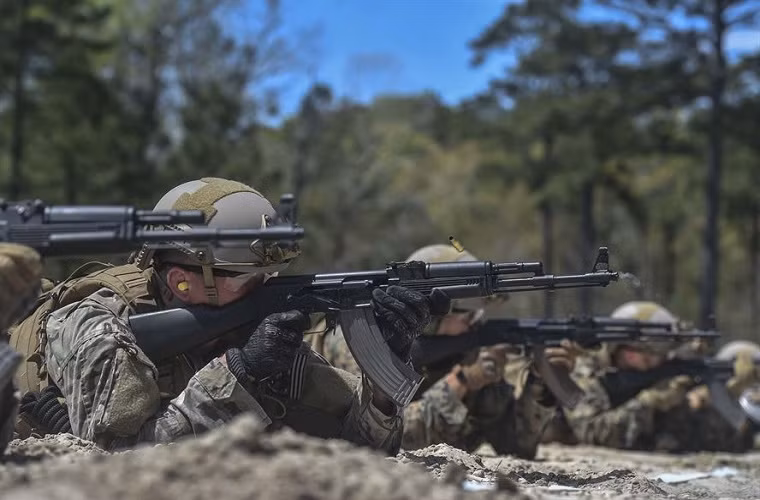 "Đầu tiên, AK-47 chỉ có số lượng nhỏ trong các trận chiến Việt Nam ở miền Nam Việt Nam… Điều này dẫn đến thực tế rằng AK-47 là một thứ vũ khí uy tín", Kevin Dickery, chuyên gia National Interest cho biết.