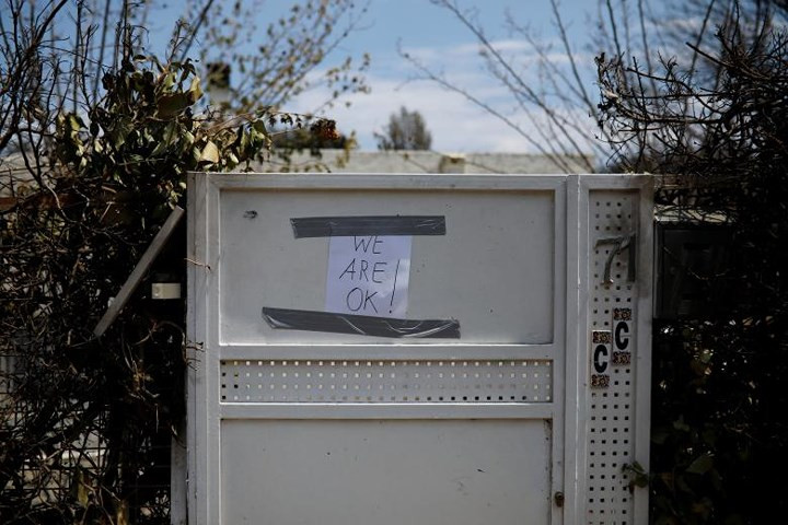 Mẩu giấy viết tay ghi dòng chữ “Chúng tôi vẫn ổn” cho thấy người dân Hy Lạp vẫn luôn sẵn sàng vượt qua thương đau, tiếp tục cuộc sống.