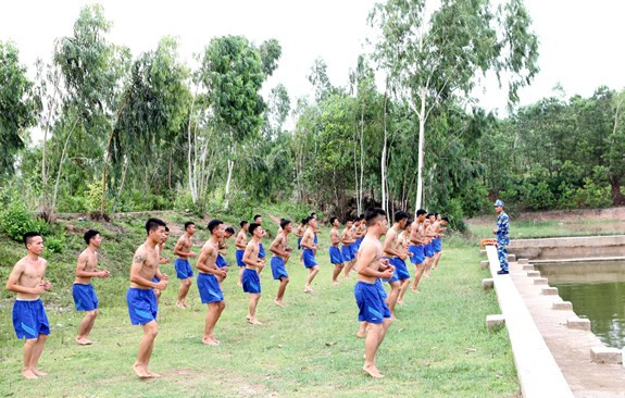 Khởi động trước khi huấn luyện bơi.
