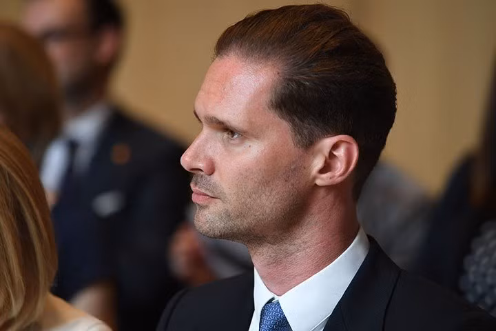 Ông Gauthier Destenay là phu quân của Thủ tướng Luxembourg (ông Xavier Bettel) đang theo dõi biểu diễn âm nhạc trong sự kiện nói trên.