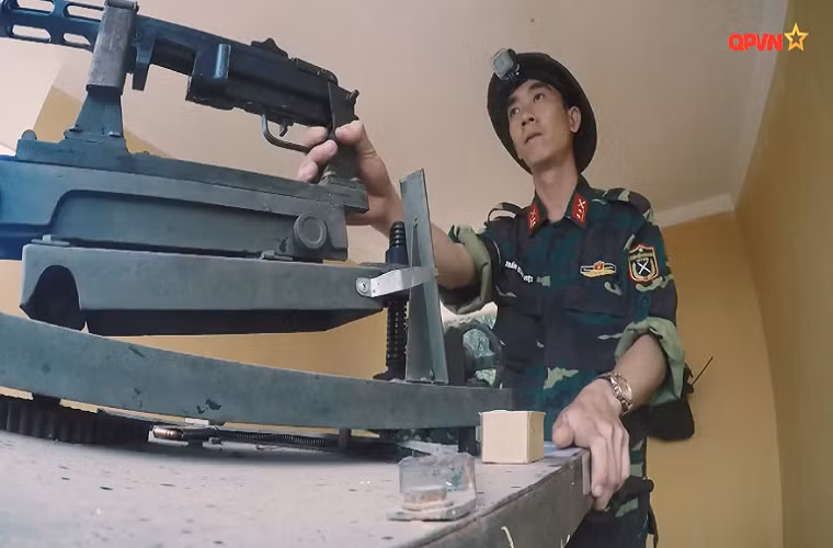 Đối với PPSh-41, mẫu tiểu liên này được Quân đội Liên Xô đưa vào trang bị lần đầu tiên từ năm 1941 và sau đó phục vụ trong suốt nhiều thập kỷ trong quân đội nhiều nước trên thế giới. Tầm bắn hiệu quả của mẫu súng này vào khoảng 125-200 mét xa nhất cũng 500 mét với cỡ đạn tiêu chuẩn 7,62×25mm. Nguồn ảnh: QPVN.