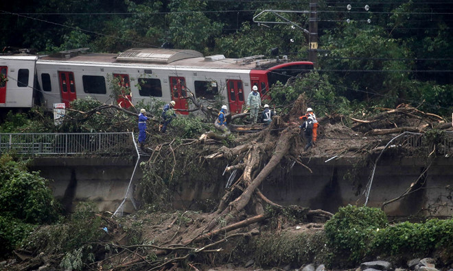 Một tàu hỏa bị mắc kẹt trong vụ lở đất tại thành phố Karatsu. Ảnh: Getty.
