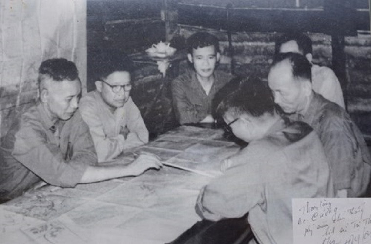 Bộ Tư lệnh chiến dịch do hai đồng chí Lê Trọng Tấn làm Tư lệnh; Lê Quang Đạo làm Chính ủy. Đồng chí Lê Trọng Tấn (ngoài cùng, bên trái) tại Mặt trận Trị Thiên năm 1972. Nguồn ảnh: QĐND