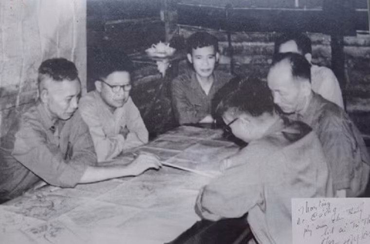 Bộ Tư lệnh chiến dịch do hai đồng chí Lê Trọng Tấn làm Tư lệnh; Lê Quang Đạo làm Chính ủy. Đồng chí Lê Trọng Tấn (ngoài cùng, bên trái) tại Mặt trận Trị Thiên năm 1972. Nguồn ảnh: QĐND