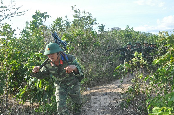 Lực lượng bộ binh xung phong đánh chiếm các mục tiêu. Ảnh: Văn Lưu.