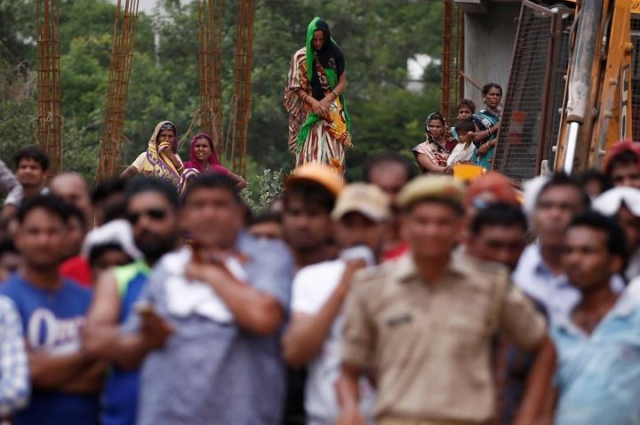 Cảnh sát đã bắt giữ chủ thầu xây dựng và hai người có liên quan để điều tra vụ việc. Ảnh: Reuters.