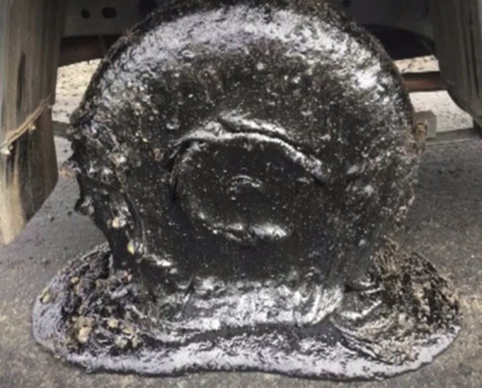 Nhiều tài xế tại Australia đã buộc phải bỏ xe của mình lại giữa đường vì nhựa đường tan chảy do nắng nóng hoàn toàn phủ kín lốp xe, khiến xe không hoạt động được. Ảnh: Nhựa đường chảy nhão do nắng nóng bọc kín bánh xe tải.