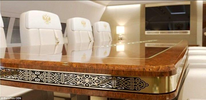 Chiếc bàn làm việc được trang trí hoa văn tinh xảo. Ảnh: EuroPics CEN.