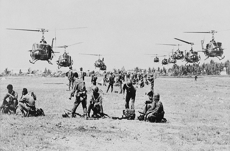 Đợt 3 (từ ngày 1-4 đến 7-5), ta tổ chức đánh địch ứng cứu, giải tỏa, giữ vững các khu vực Làng Khoai, Cu Bốc, các điểm cao 698, 622, triệt phá giao thông trên đường số 9, đánh bại nhiều đợt phản kích của địch, làm thất bại các cuộc hành quân “Ngựa bay” và “Lam Sơn 207” của quân Mỹ và quân Sài Gòn giải tỏa cho Khe Sanh. Nguồn ảnh: Thevietnam.