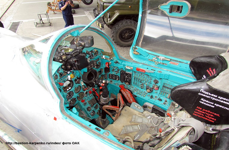 Bên trong buống lái của MiG-21bis, mọi chi tiết đều được nhà máy Taganrog 325 phục chế theo đúng nguyên bản khi được xuất xưởng. Nguồn ảnh: mir.ru.
