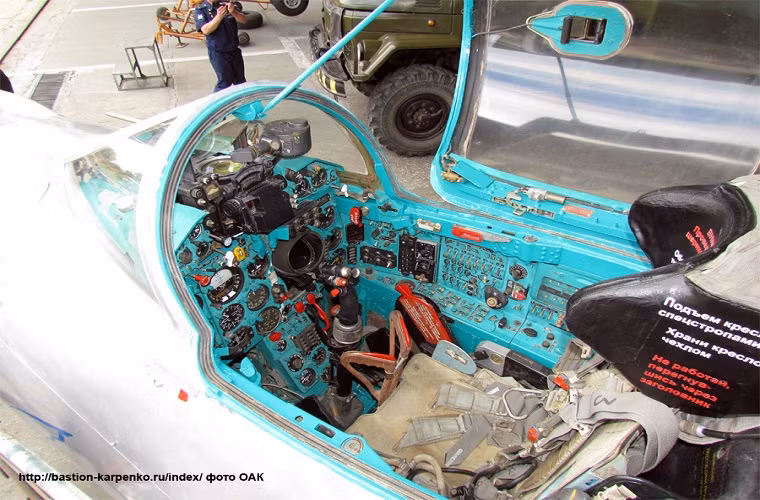 Bên trong buống lái của MiG-21bis, mọi chi tiết đều được nhà máy Taganrog 325 phục chế theo đúng nguyên bản khi được xuất xưởng. Nguồn ảnh: mir.ru.