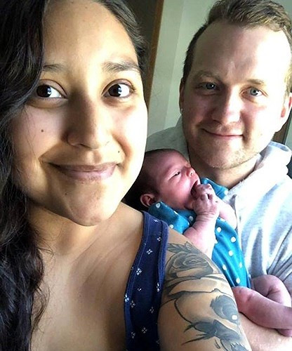 Chị April (trái), vợ của anh Neubauer, bị biến chứng nên chưa thể cho con bú ngay. Vợ chồng anh sống ở bang Wisconsin của nước Mỹ.