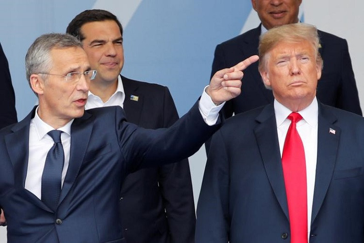 Trong bức ảnh này Tổng thống Trump có vẻ như không quan tâm lắm tới điều mà Tổng thư ký NATO Jens Stoltenberg đang muốn nói đến khi các nhà lãnh đạo NATO chụp ảnh lưu niệm bên thềm hội nghị. Ảnh: Reuters.