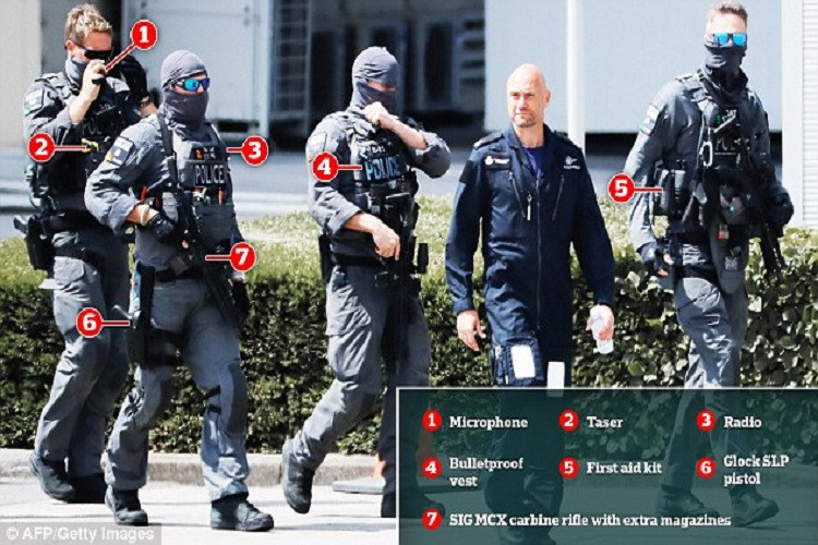 Trong ảnh là một toán đặc nhiệm Anh làm nhiệm vụ bảo vệ an ninh tại sân bay Stansted trước khi chiếc “Không lực Một” của Tổng thống Trump hạ cánh xuống vào khoảng 14h ngày 12/7 (theo giờ địa phương). Nguồn ảnh: Daily Mail.